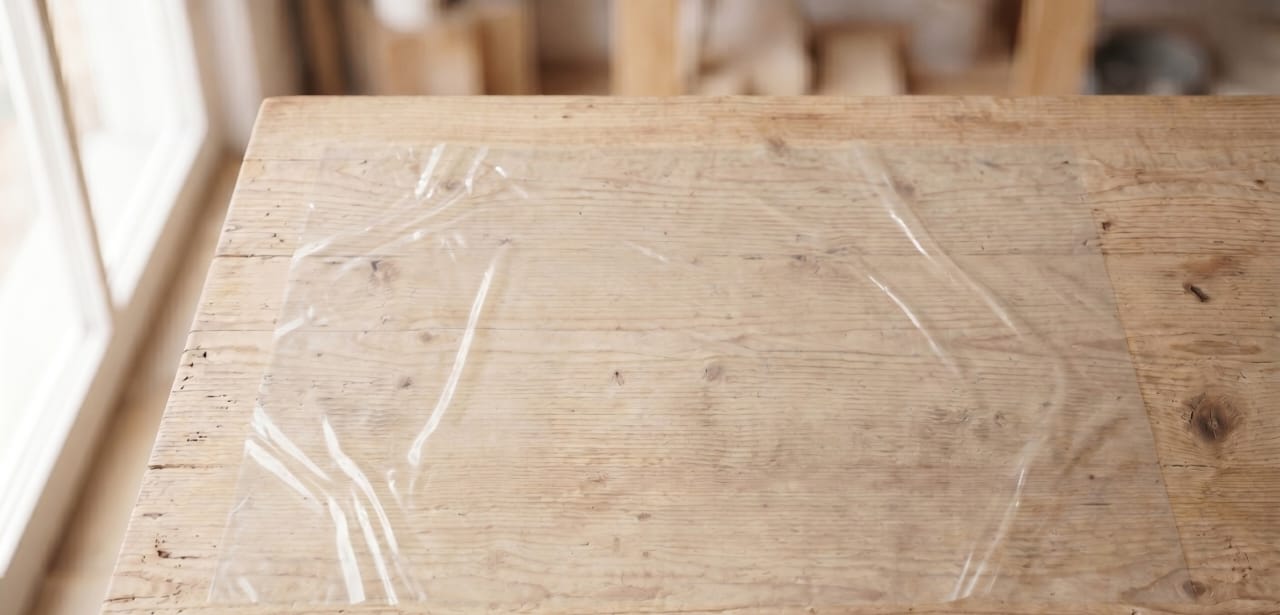 Mesa de trabajo protegida con plástico nylon